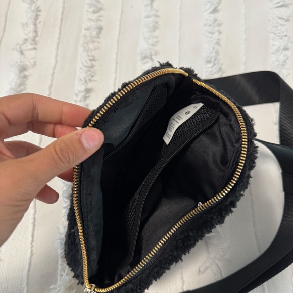 Lululemon Everywhere Belt Bag 1L Black *Fleece - NWT - Picture 9 of 12